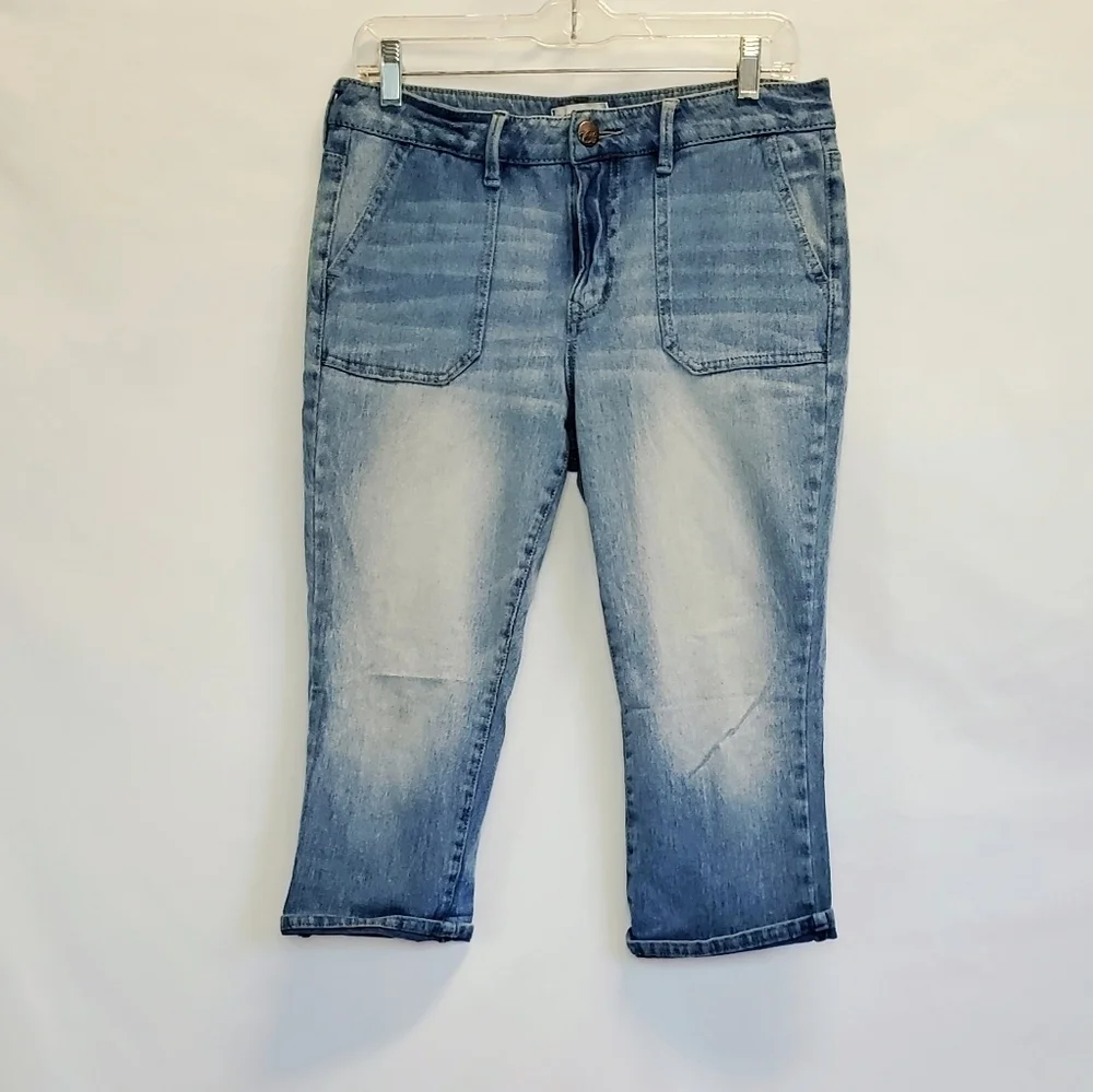 Code Bleu Maya Light Wash Mid-Rise Straight Capris Jeans - Picture 2 of 6